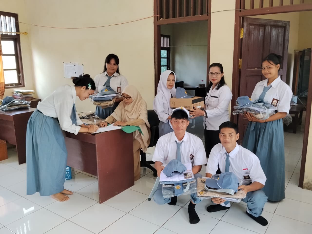 Pastikan Kesetaraan Pendidikan, Pemprov Kalteng Distribusikan Seragam Gratis ke SMKN 1 Bukit Santuai